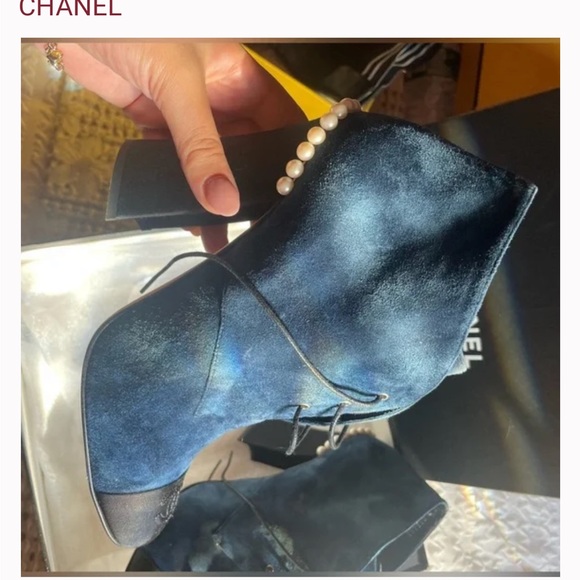 Chanel bootie sued black and navy with pearls excellent condition - Picture 4 of 5